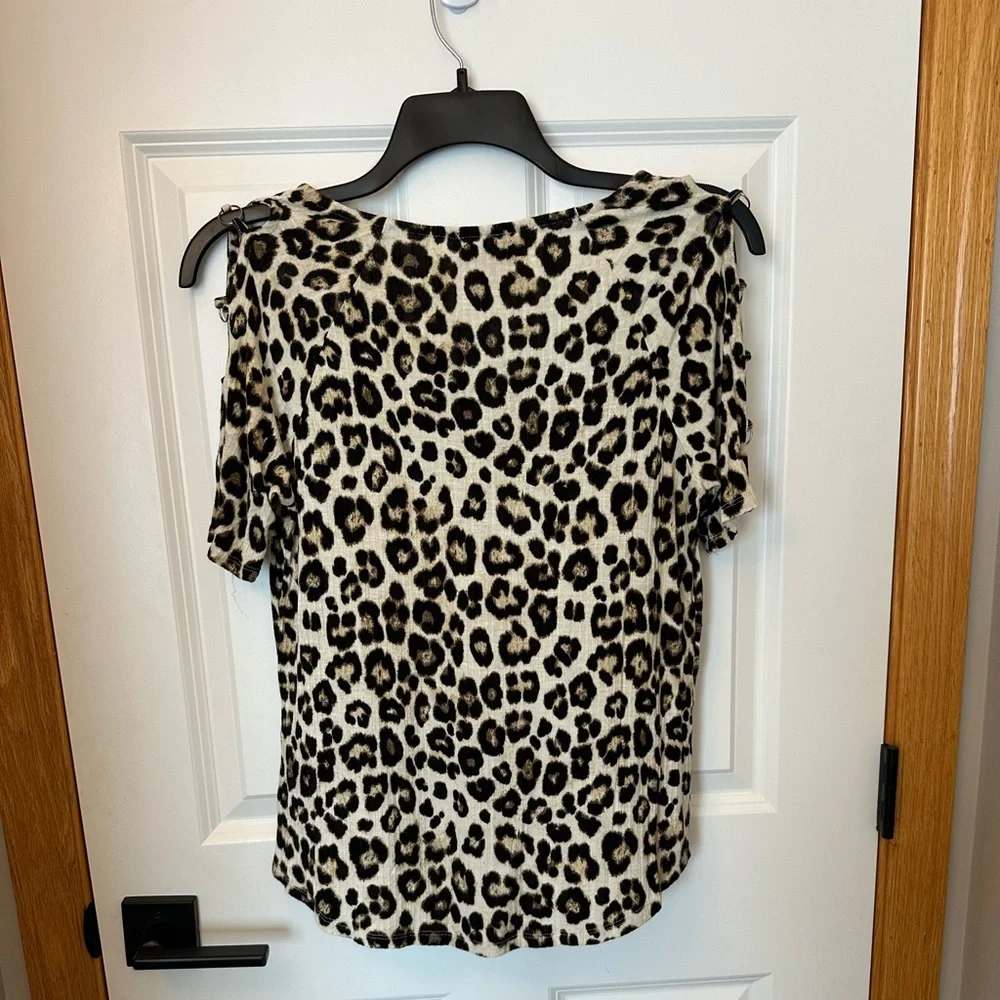 Leopard print t-shirt with sexy sleeve cut outs. JLo size Medium. - Picture 4 of 8